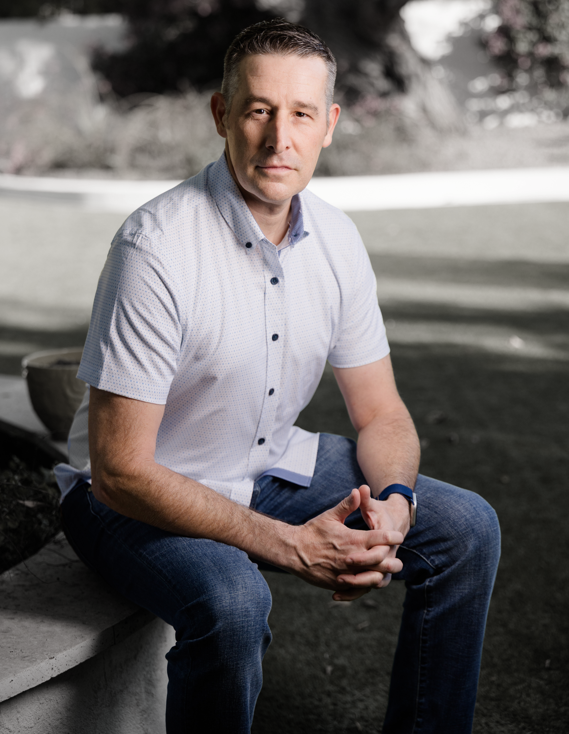 Ira Bernstein, founder of Rampt Consulting, seated outdoors in a casual shirt, emphasizing a personal approach to B2B sales training and the Selling Through Curiosity™ methodology.